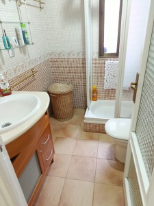 baño en habitacion grande